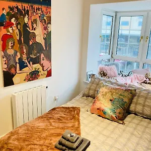 Apartment Funky Unique 2-bedroom With Parking, Brighton